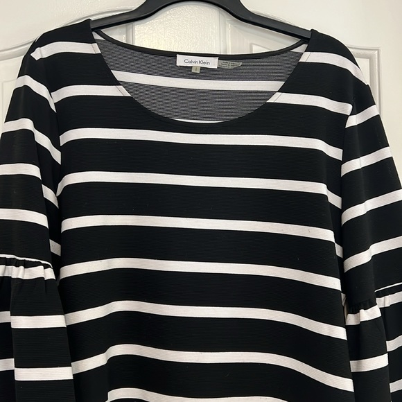 Lovely Calvin Klein dress with a great bell sleeve. Size L. - Picture 4 of 6